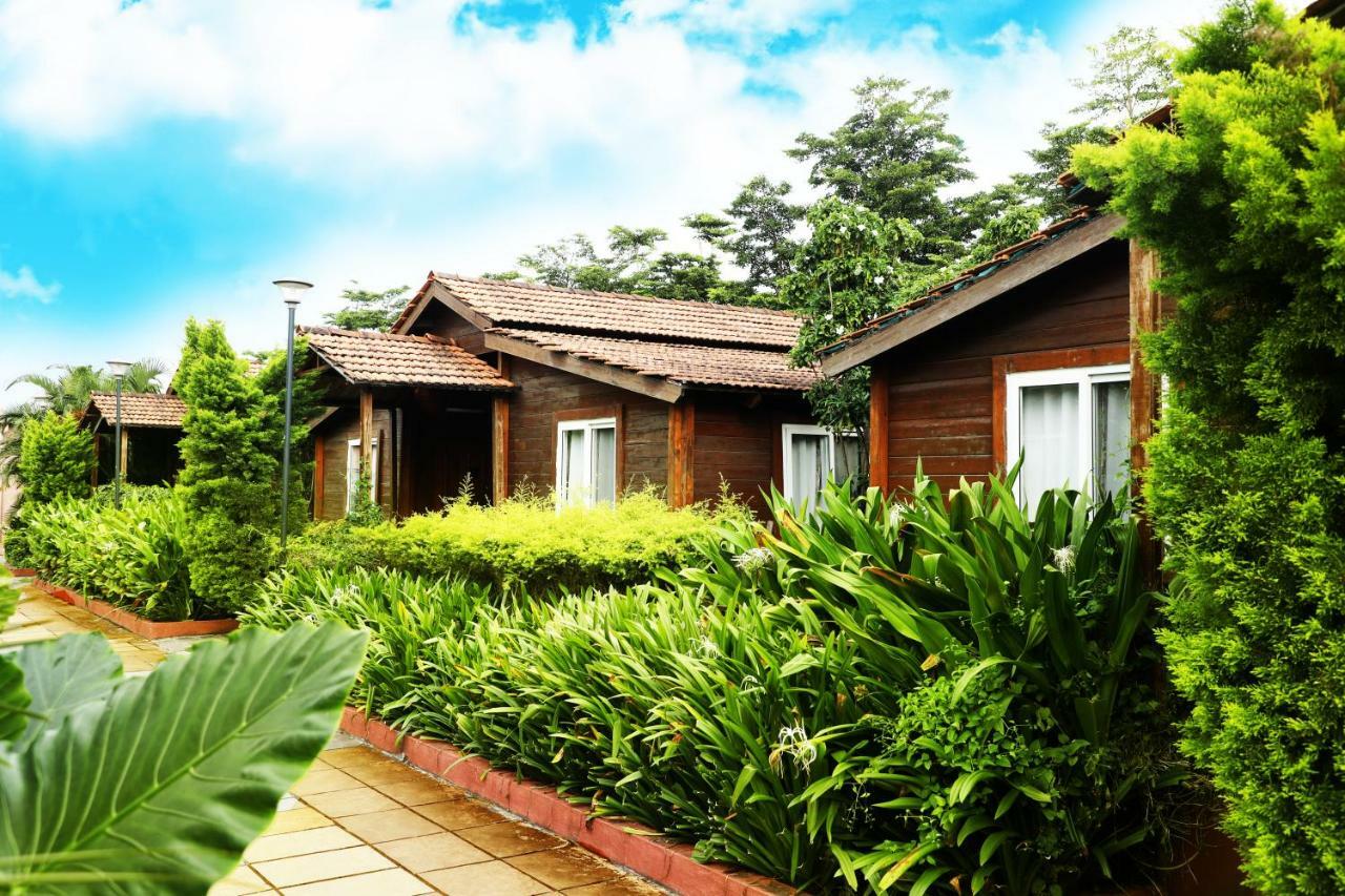 Sunnys World Hotel Pune Exterior photo